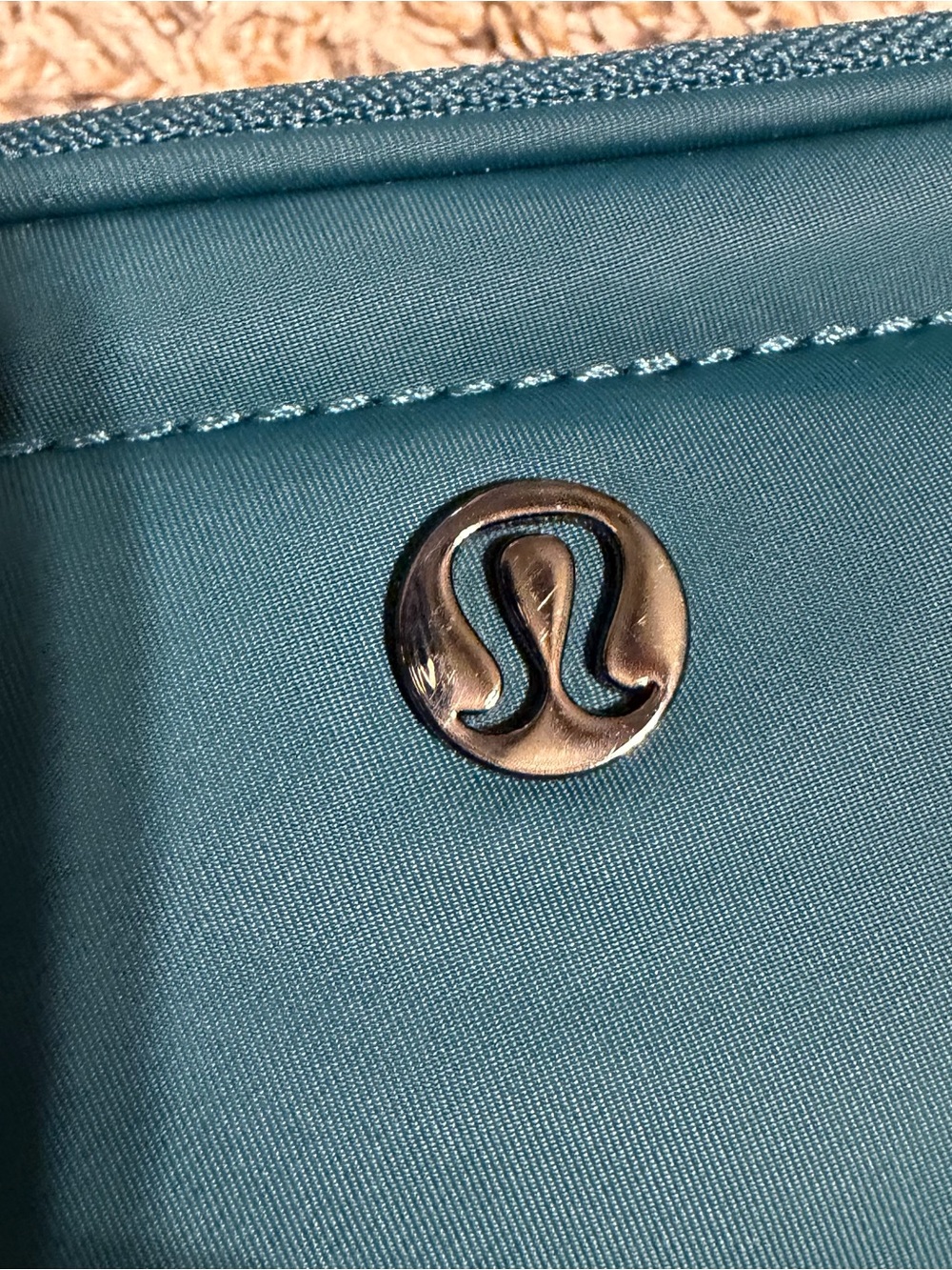 Lululemon Crossbody Camera Bag GREEN JASPER - Picture 2 of 4